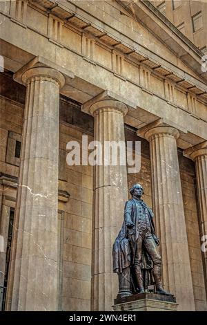 Altes Foto mit George Washington Statue vor dem Federal Hall National Memorial (New Yorks erstes Rathaus) an der Wall Street 26, Manhattan. Vintage Stockfoto