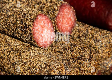 Serbische traditionell hergestellte und rauchgetrocknete Würstchen auf einem Bauernmarkt im Dorf Kacarevo, jährliches Festival mit Gastro-Speck und Trockenfleischprodukten Stockfoto