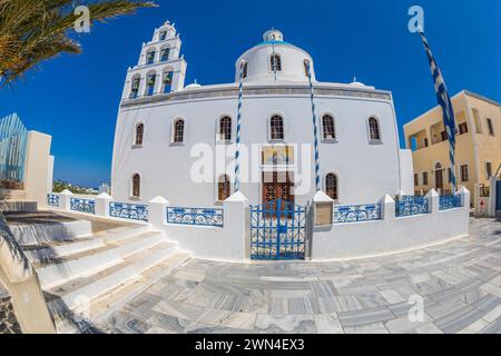 OIA, SANTORINI, GRIECHENLAND-21.JUNI 2021: Heilige Orthodoxe Kirche, Panagia Platsani, griechisch-orthodoxe Kirche. Wurde während des Erdbebens in zerstört Stockfoto