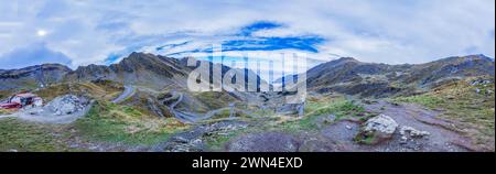 Die Transfagarasan-Straße (DN7C) in Rumänien, die zwischen 1970 und 1974 gebaut wurde und Muntenia mit Siebenbürgen über das Făgăraș-Gebirge verband. Stockfoto