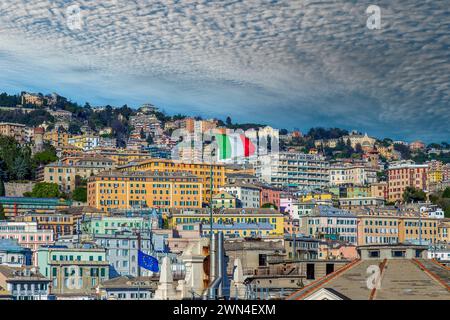 GENUA, ITALIEN - 20. MÄRZ 2021: Panoramablick auf den Hafen von Genua mit farbenfrohen Häusern an der italienischen Küste. Stockfoto