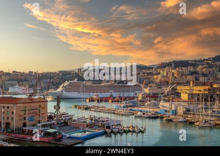 GENUA, ITALIEN - 20. MÄRZ 2021: Panoramablick auf den Hafen von Genua mit Porto Antico, Booten und den farbenfrohen Häusern an der italienischen Küste. Stockfoto