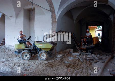 Revitalisierung des Innenraums eines Gebäudes und einer Baukonstruktion, Bauarbeiten und Konservierungsrevitalisierung des Innenraums eines Gebäudes Stockfoto