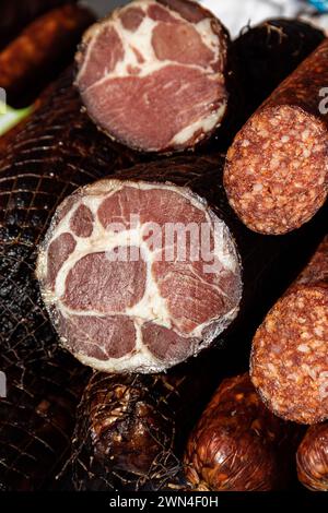 Serbische traditionell hergestellte und rauchgetrocknete Würstchen auf einem Bauernmarkt im Dorf Kacarevo, jährliches Festival mit Gastro-Speck und Trockenfleischprodukten Stockfoto