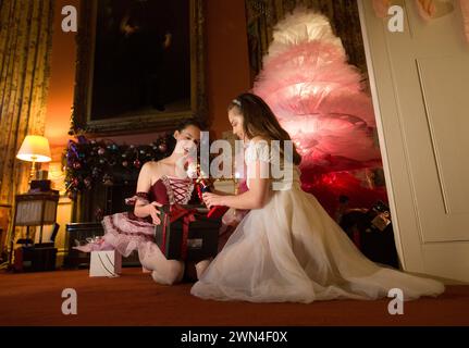 11/16 Kommission Mcc0073519 beauftragte Alice Rathbone (23) und Daisy Edwards (19) saßen an einem Tutu-Weihnachtsbaum mit einem Modell des Nussknacker Princ Stockfoto