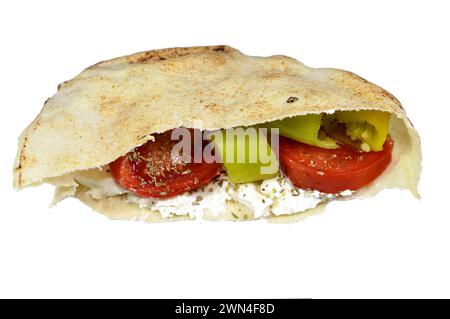 Traditionelles Shami-Fladenbrot aus Weizen und Mehl, gefüllt mit weißem Rahmkäse, Tomatenscheiben, grünen Chilischoten und Thymian her Stockfoto