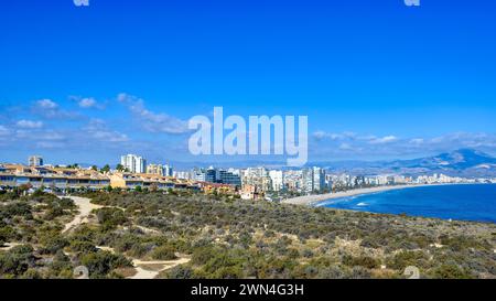 Stadtbild und Skyline von Gebäuden in San Juan Beach, Alicante, Spanien Stockfoto