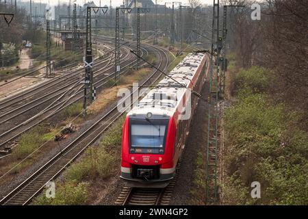 Regionalzug RB24 auf der Strecke in Köln Stockfoto