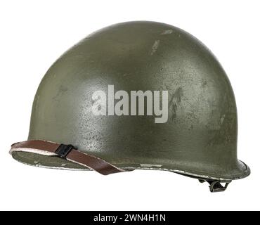 Nahaufnahme eines alten Armeehelms, der auf die Geschichte des Militärs hinweist, isoliert vor einem weißen Hintergrund Stockfoto