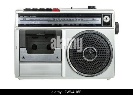 Silberner Retro-Bandrecorder mit Radio-Tuner auf weißem Hintergrund Stockfoto