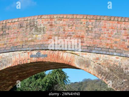 Die Regenbogenbrücke über den Grand Union Kanal am Fuße der Foxton Locks, England. Stockfoto