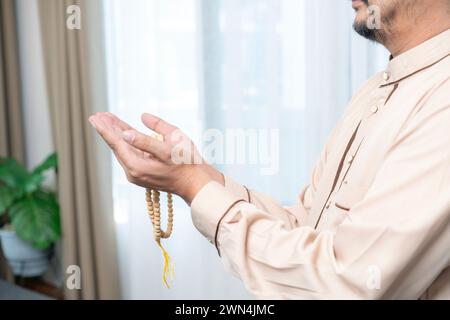 Asiatischer muslimischer Mann, der das Gebet anbietet Stockfoto