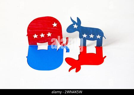 Handbemalter Esel und Elefant : zwei große amerikanische Partymaskottchen Stockfoto