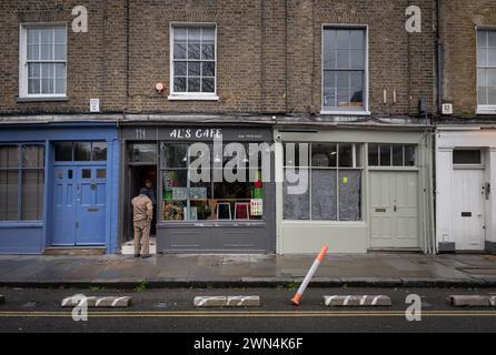 Bermondsey, London, Großbritannien: Al's Cafe, eines von vielen kleinen Cafés, Restaurants und Cafés entlang der Bermondsey Street im Londoner Stadtteil Southwark. Stockfoto