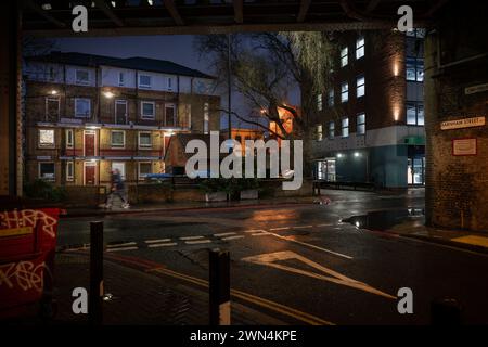 Bermondsey, London, Großbritannien: Kreuzung von Barnham Street und Crucifix Lane unter der London Bridge zum Greenwich Railway Viaduct Stockfoto