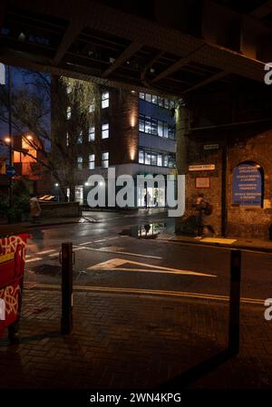 Bermondsey, London, Großbritannien: Kreuzung von Barnham Street und Crucifix Lane unter der London Bridge zum Greenwich Railway Viaduct Stockfoto