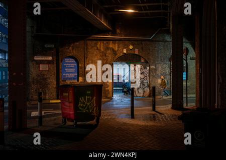 Bermondsey, London, Großbritannien: Kreuzung von Barnham Street und Crucifix Lane unter der London Bridge zum Greenwich Railway Viaduct Stockfoto