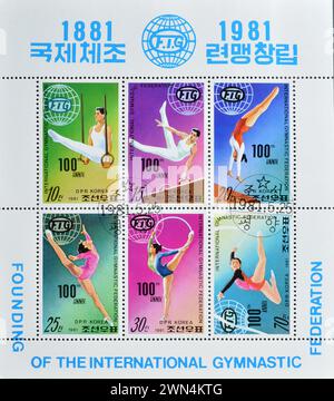 Souvenirbogen mit gestempelten Briefmarken, gedruckt von Nordkorea, die Turner zeigen, Hundertjahrfeier der Internationalen Gymnastikföderation, um 1981 Stockfoto