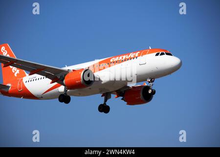 easyjet Flugzeug g-uzhh a320 Flugzeug mit Unterwagen im blauen Himmel auf Lanzarote, Kanarische Inseln, spanien Stockfoto