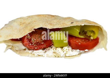 Traditionelles Shami-Fladenbrot aus Weizen und Mehl, gefüllt mit weißem Rahmkäse, Tomatenscheiben, grünen Chilischoten und Thymian her Stockfoto