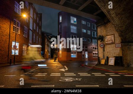 Southwark, London, Großbritannien: Radfahrer mit Bewegungsunschärfe fahren auf einem Radweg entlang der Bermondsey Street im Londoner Stadtteil Southwark. Stockfoto