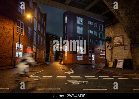 Southwark, London, Großbritannien: Radfahrer mit Bewegungsunschärfe fahren auf einem Radweg entlang der Bermondsey Street im Londoner Stadtteil Southwark. Stockfoto