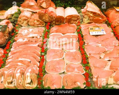 FRANKREICH, BORDEAUX, 9. Februar 2024: Schaufenster mit rohem Fleisch in der Metzgerei, Kalb, Supermarkt Stockfoto