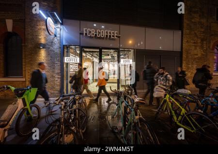 Southwark, London, Großbritannien: Café-Bar in der Tooley Street mit Fußgängern und Fahrrädern in der Nähe des Bahnhofs London Bridge. Stockfoto