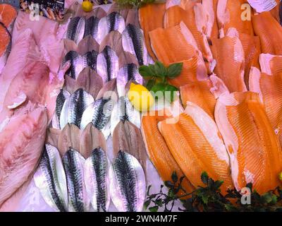 FRANKREICH, BORDEAUX, 9. Februar 2024: Auswahl an frischem Fisch täglich auf dem Eismarkt im Supermarkt Stockfoto