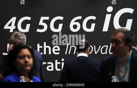 Barcelona, Spanien. Februar 2024. Besucher besuchen den Mobile World Congress (MWC) 2024 in Barcelona, Spanien, 29. Februar 2024. Die MWC-Ausgabe 2024 endete am Donnerstag. Quelle: Gao Jing/Xinhua/Alamy Live News Stockfoto