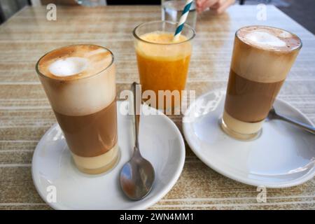 Zwei Cafés Leche Leche oder Café con leche y leche und Orangensaft in einem Café in Corralejo, fuerteventura, Kanarischen Inseln, spanien Stockfoto