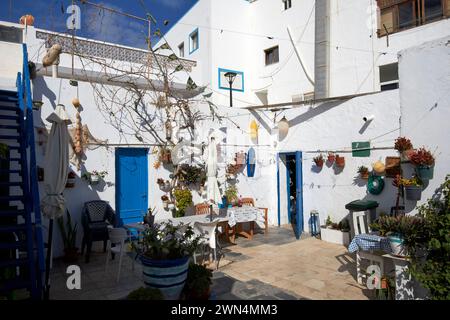 Innenhof eines typischen weiß getünchten Hauses in der Nähe des Meeres in Corralejo, fuerteventura, Kanarischen Inseln, spanien Stockfoto