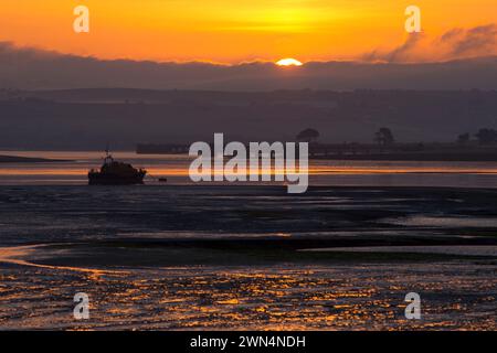 27/05/15 von den Northam Burrows aus geht die Sonne über dem Rettungsboot Mollie Hunt RNLI auf, das in der Mündung vor Appledore, North Devon, verankert ist. Alle R Stockfoto