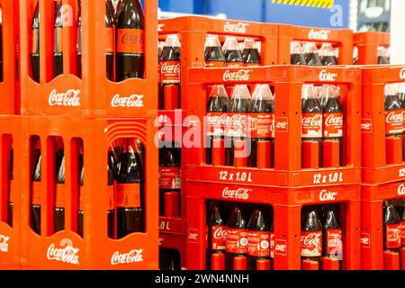 Februar 2024: Coca-Cola-Kisten im Supermarkt Stockfoto