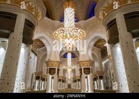 Abu Dhabi, Vereinigte Arabische Emirate - 27. Februar 2023: Innenräume des architektonischen Wahrzeichens Qasr Al-Watan Presidential Palace in Abu Dhabi, Vereinigte Arabische Emirate Stockfoto