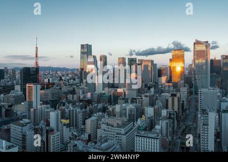 Stadtbild Tokios bei Sonnenaufgang in Japan. Stockfoto