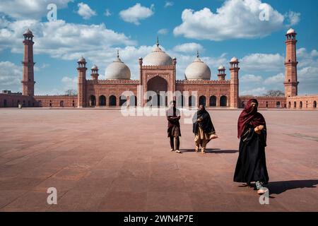 Muslimische Anbeter in der historischen Badshahi-Moschee in Lahore, Pakistan. Stockfoto