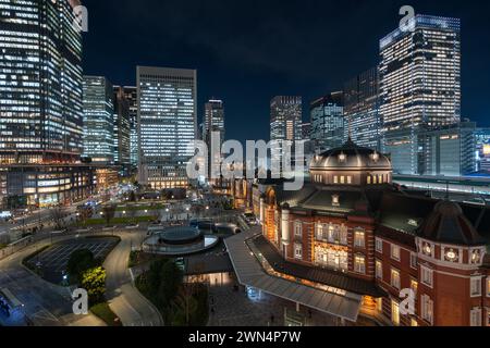 Nachtblick auf moderne Bürogebäude und historische Wahrzeichen des Bahnhofs Tokio im Marunouchi-Viertel von Tokio, Japan. Stockfoto