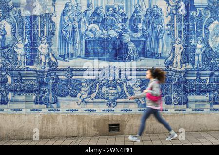 Traditionelle portugiesische Azulejo-Fliesen aus dem 18. Jahrhundert an der Außenwand der historischen Kirche Capela das Almas in Porto, Portugal. Stockfoto