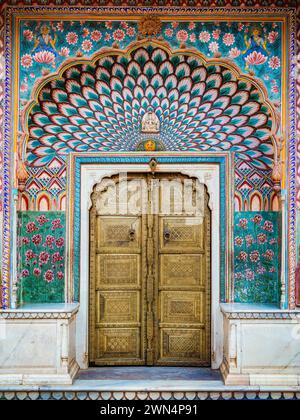 Das farbenfrohe Lotus-Tor am Jaipur City Palace in Rajasthan, Indien. Stockfoto