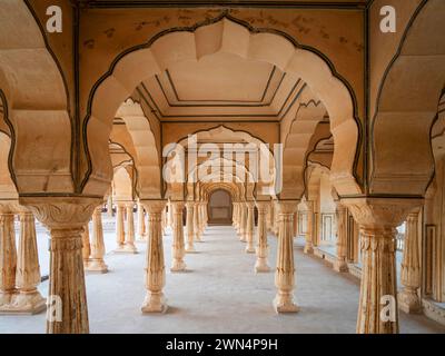 Historische Sattais Katcheri Hall in Amber Fort in der Nähe von Jaipur, Rajasthan, Indien. Amber Fort ist die wichtigste Touristenattraktion in der Gegend von Jaipur. Stockfoto