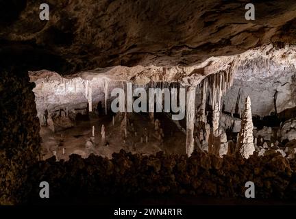 Porto Cristo, Spanien - 23. Januar 2024: Detailansicht der Felsformationen im Cuevas del Drach im Osten Mallorcas Stockfoto