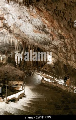 Porto Cristo, Spanien - 23. Januar 2024: Treppe, die in die Höhlen Cuevas del Drach in Porto Cristo im Osten Mallorcas führt Stockfoto