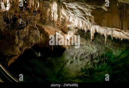 Porto Cristo, Spanien - 23. Januar 2024: Touristen besuchen den Cuevas del Drach im Osten Mallorcas Stockfoto