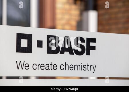 Februar 2024: BASF-Schild am Eingang zum Hauptwerk in Ludwigshafen am Rhein Stockfoto