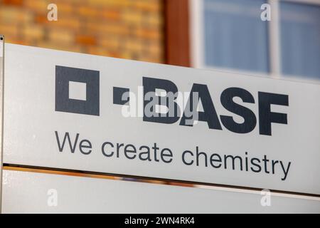 Februar 2024: BASF-Schild am Eingang zum Hauptwerk in Ludwigshafen am Rhein Stockfoto