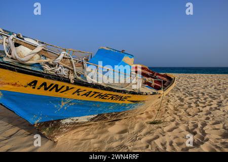 Nahaufnahme eines bunten Holzfischbootes am Sandstrand von praia de santa maria auf der Insel sal in kap verde Stockfoto