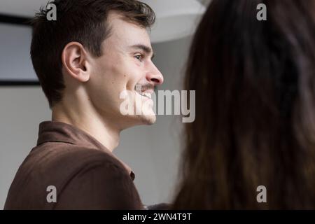 Tiefwinkelansicht eines lächelnden jungen Mannes mit Schnurrbart zu Hause Stockfoto