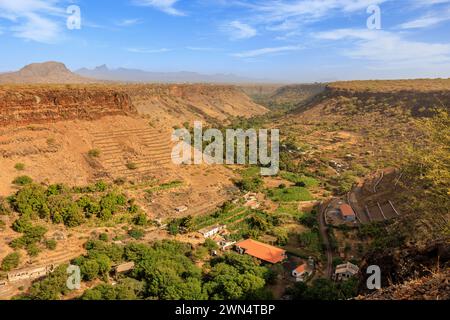 Die tiefe, trockene Flusstal-Schlucht von ribeira grande in der zerklüfteten Landschaft der Insel santiago kap verde von der Forte Real de sao filipe Stockfoto