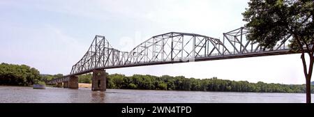 Der Iowa DOT hat die Black Hawk Bridge am Highway 82 vorübergehend geschlossen, die den Mississippi River überspannt und Lansing IA bis Crawford County (WI) verbindet. Die Stockfoto